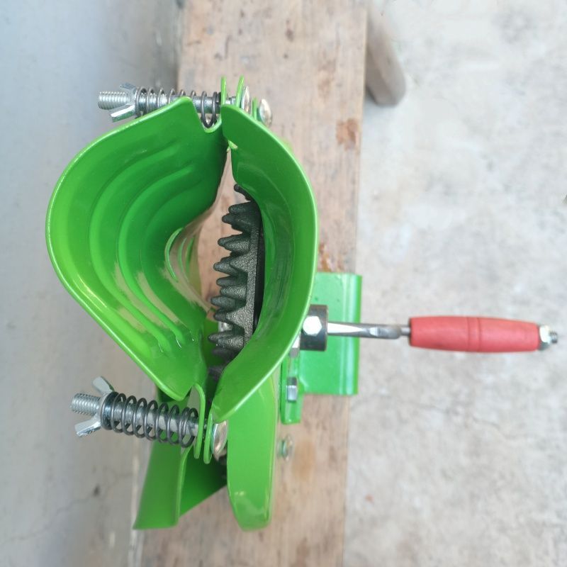 Farming Farmer - Hand Crank Corn Thresher Mini Manual